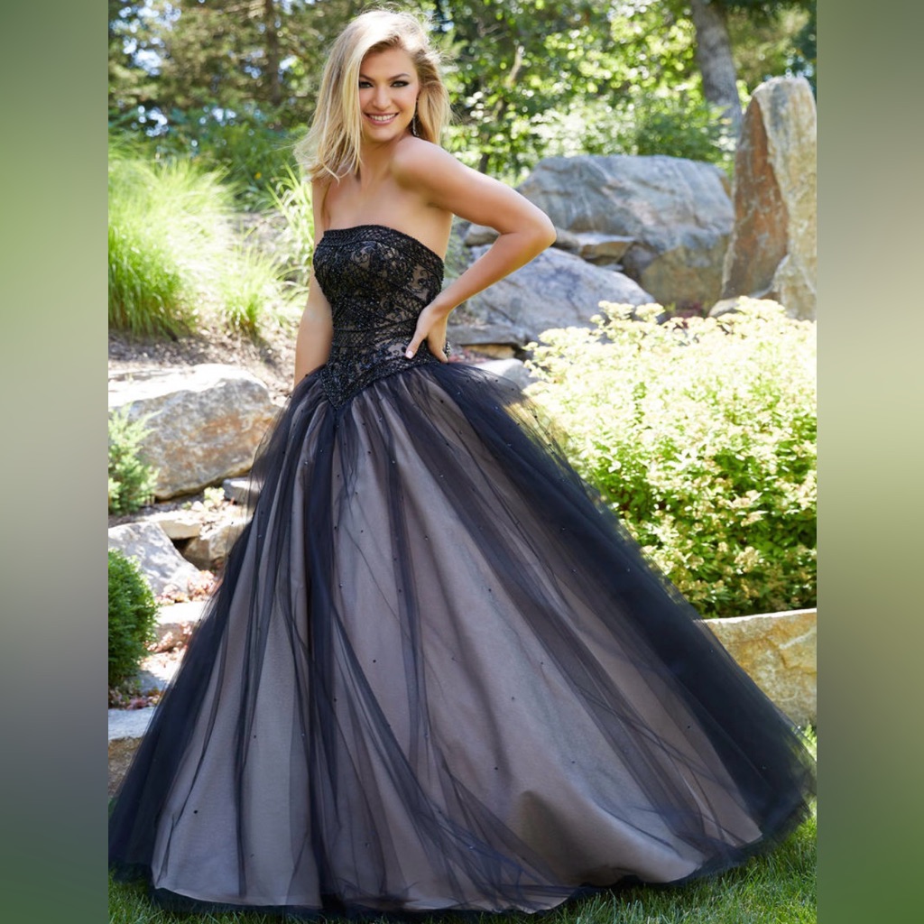 Elegant Strapless Black Tulle Prom Gown With Embellished Bodice